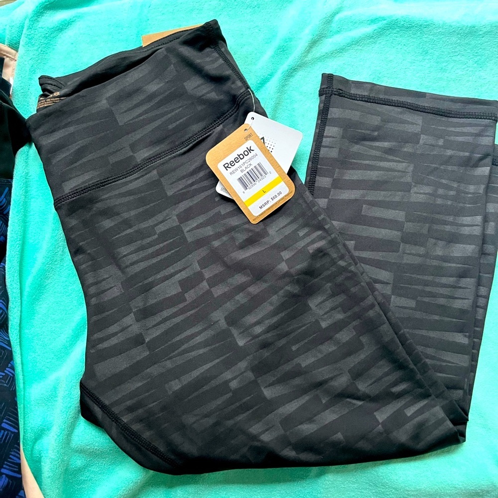 Reebok NWT LARGE Black Patterned Capri Leggings